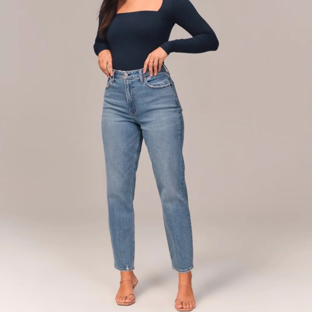 NWT! Abercrombie & Fitch Curve Love high rise Mom jeans 37/24
